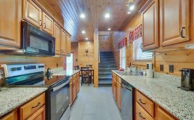 Cabin With Pool Access About 3 Mi To Downtown Gatlinburg